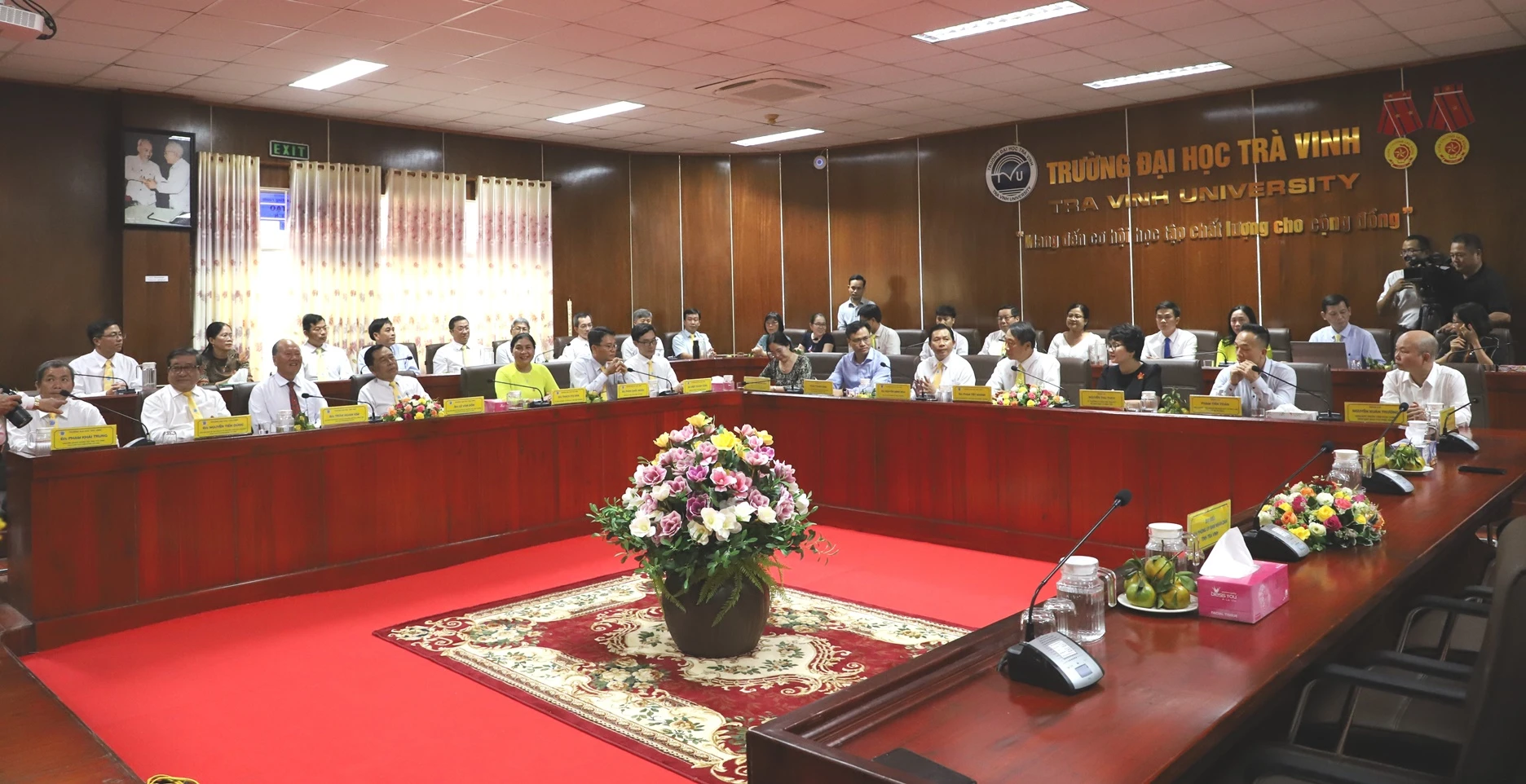 Ban Giám hiệu và cán bộ chủ chốt Trường ĐH Trà Vinh tại buổi làm việc. Ban Giám hiệu và cán bộ chủ chốt Trường ĐH Trà Vinh tại buổi làm việc.