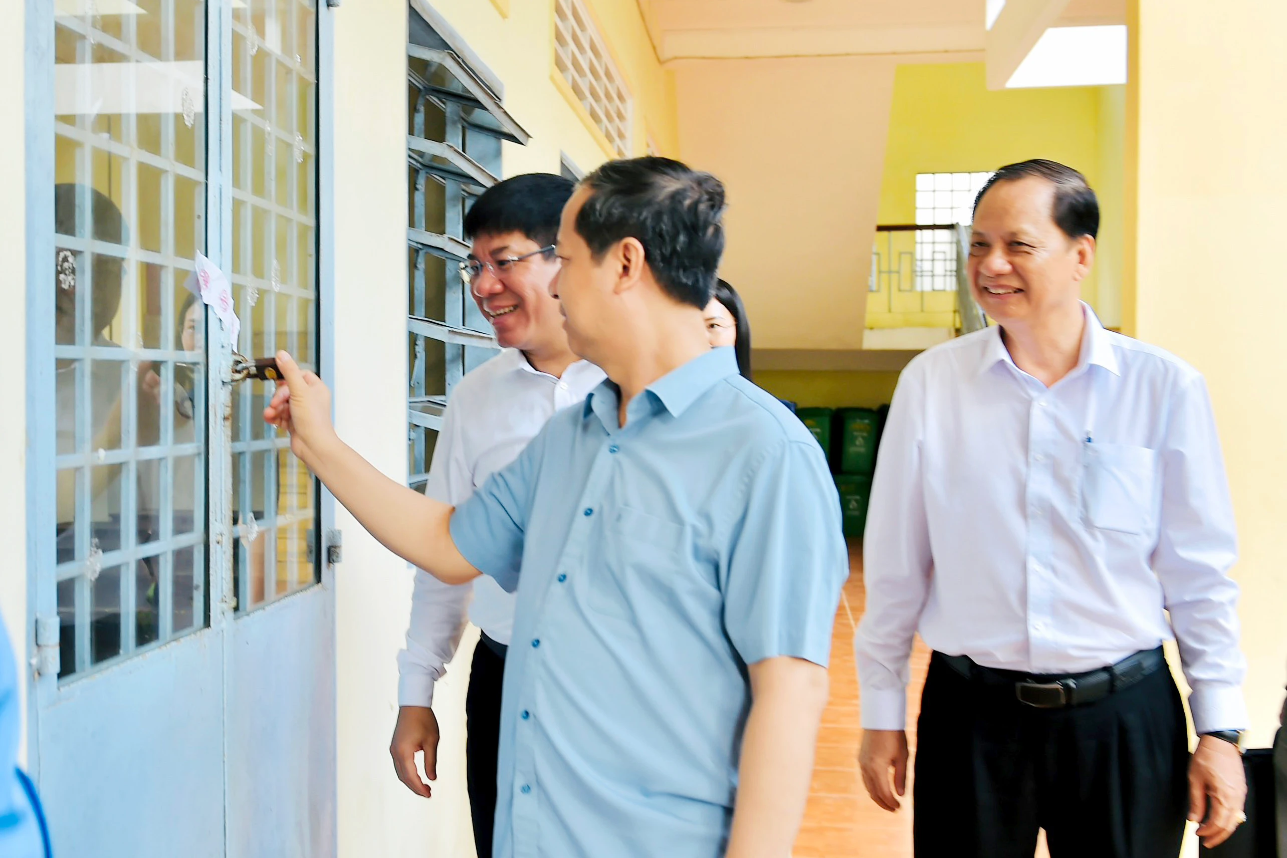Bộ trưởng kiểm tra niêm phong phòng thi.