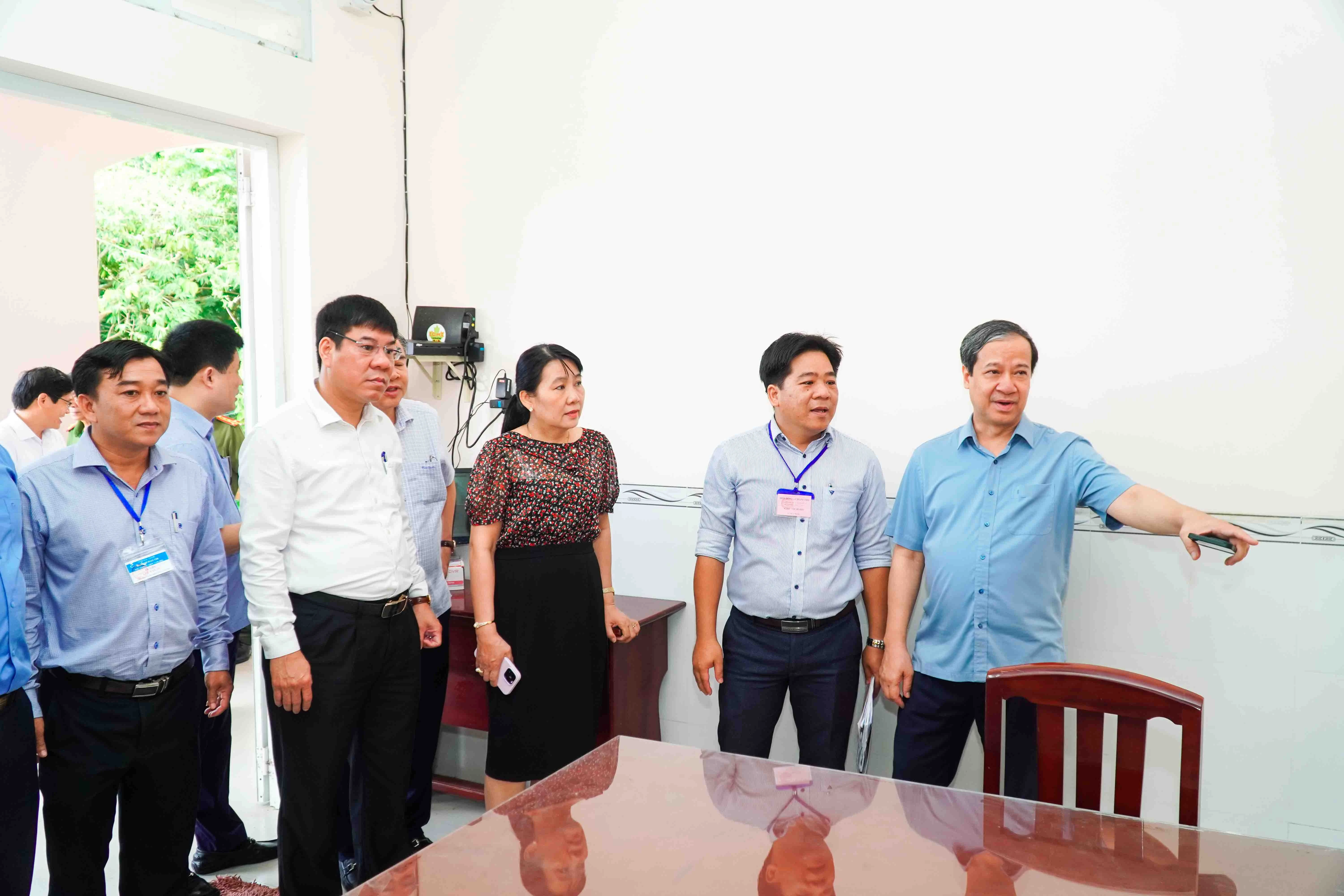 Bộ trưởng và đoàn công tác kiểm tra tại Trường THPT Vị Thanh (TP Vị Thanh).