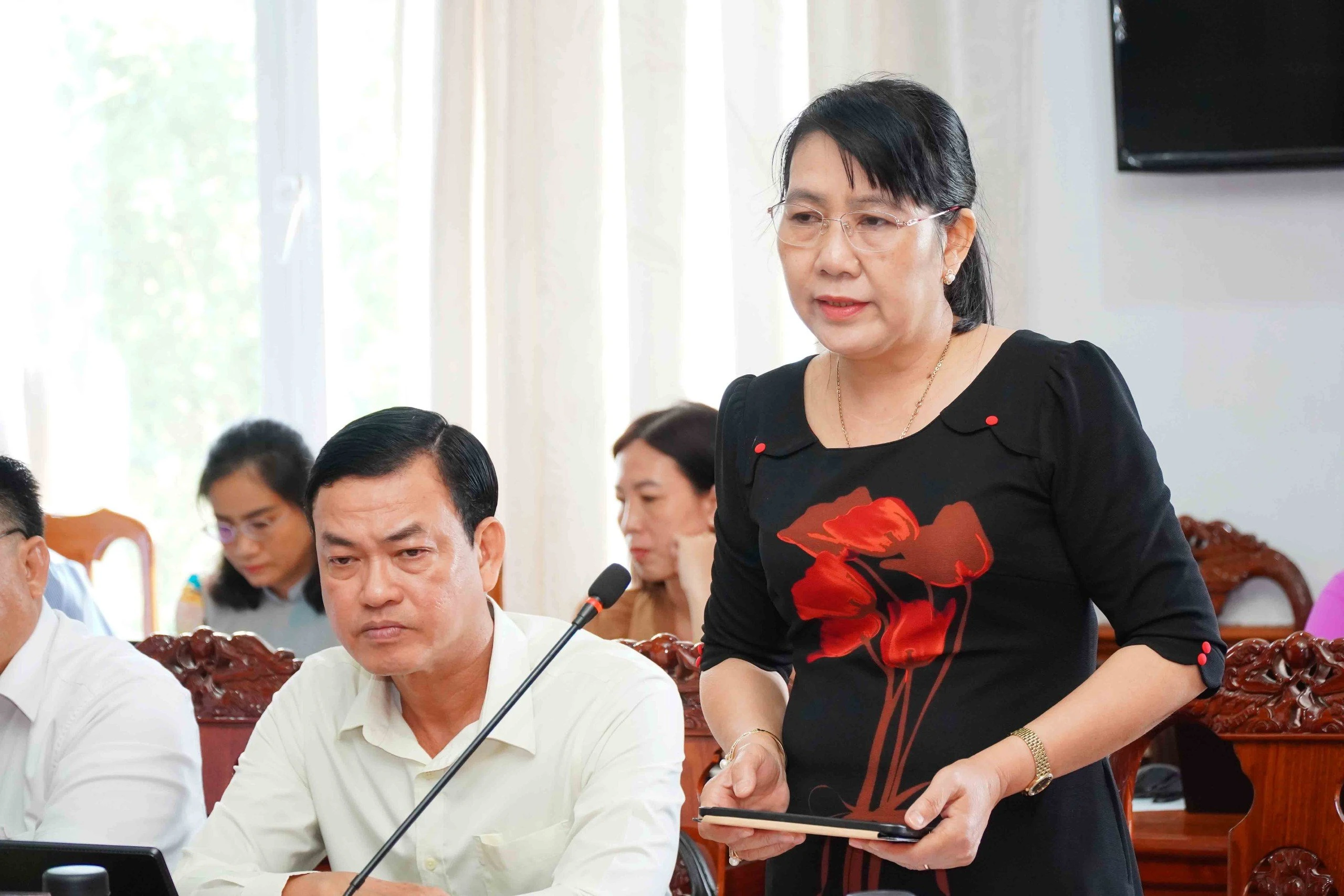 Bà Nguyễn Hoài Thúy Hằng, Giám đốc Sở GD&amp;ĐT phát biểu tại buổi làm việc.