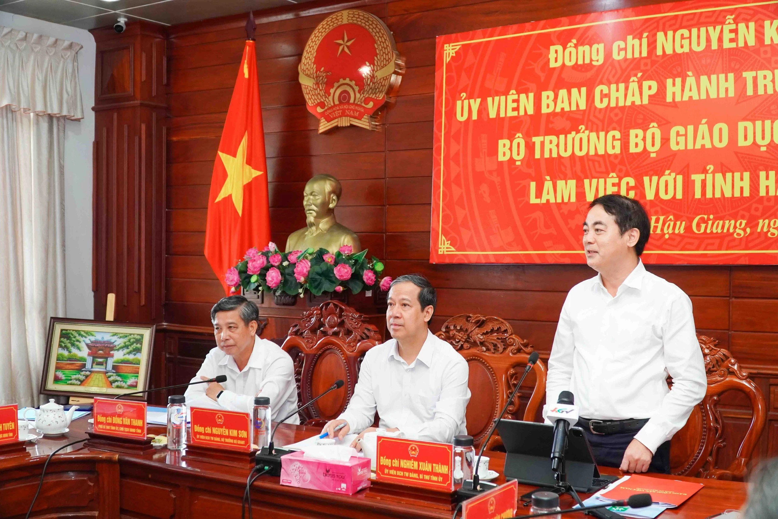 Ông Nghiêm Xuân Thành, Bí thư Tỉnh ủy Hậu Giang trao đổi về tình hình KT-XH và phát triển GD&amp;ĐT trên địa bàn tỉnh.