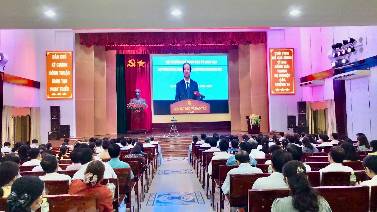 Các đại biểu tại điểm cầu tỉnh Bến Tre nghe Bộ trưởng Nguyễn Kim Sơn phát biểu khai mạc.