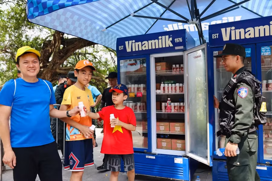 Nhiều gia đình có trẻ nhỏ đã dừng chân thưởng thức những sản phẩm dinh dưỡng mát lành của Vinamilk. Ảnh: Vi Nam