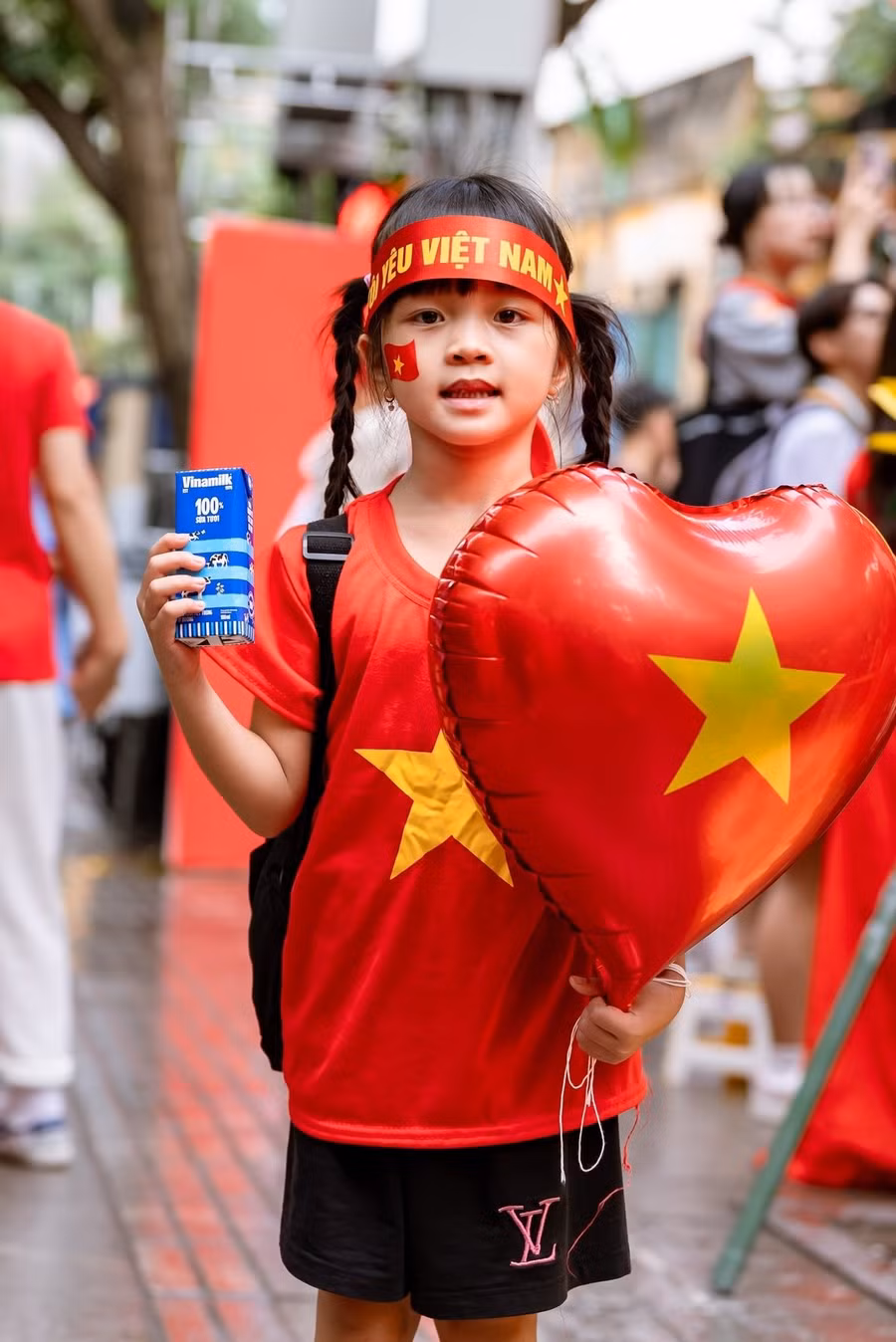 Những mầm non tham gia ngày hội lớn của dân tộc. Những chủ nhân tương lai của đất nước đang được chăm sóc đủ đầy, bằng dinh dưỡng và tri thức; bằng tình yêu, sự gìn giữ và niềm tin của cả một dân tộc dành cho tương lai.