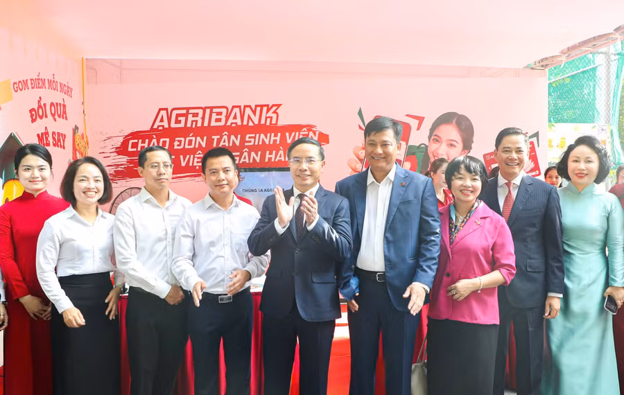 Thống đốc Ngân hàng Nhà nước Việt Nam Phạm Đức Ấn cùng lãnh đạo Agribank, lãnh đạo Học viện Ngân hàng chụp ảnh lưu niệm tại gian hàng của Agribank