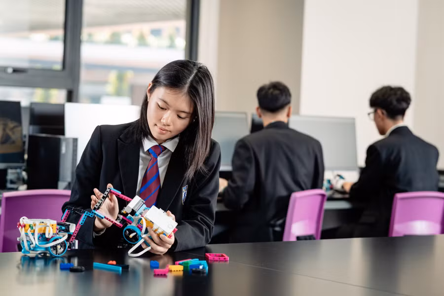 Những hoạt động thể thao, nghệ thuật và cộng đồng đa dạng là cầu nối đưa học sinh từ hơn 20 quốc gia đến gần nhau hơn trong môi trường học đường quốc tế.ống Brighton College tại Vương Quốc Anh, Nhà trường kết hợp hài hòa giữa những tiêu chuẩn học thuật xuất sắc với việc nuôi dưỡng sự tò mò và tư duy độc lập ở mỗi học sinh.