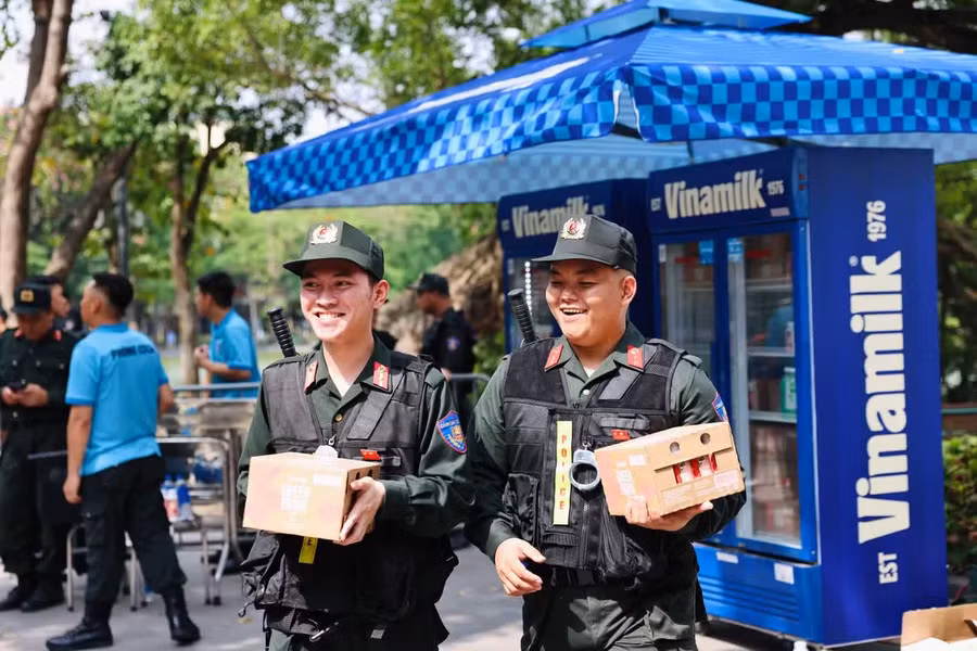 Các chiến sĩ Cảnh sát cơ động rạng rỡ tại chương trình cùng Vinamilk. Ảnh: Vi Nam