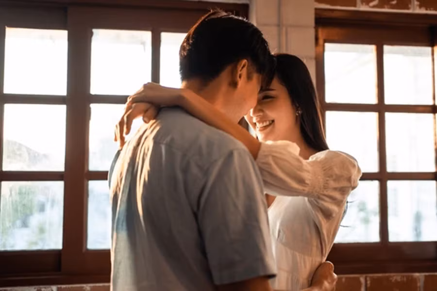 Phụ nữ sẽ trân trọng bạn một cách chân thành nếu cô ấy cảm nhận được sự khích lệ của bạn. (Ảnh: ITN).