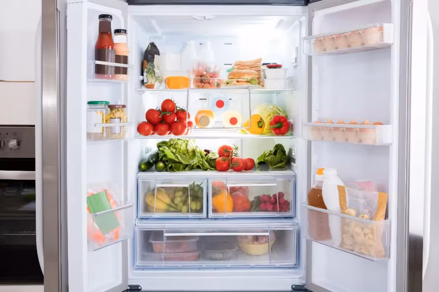 Vì thực phẩm có thể sống hoặc nấu chín nên phải được bảo quản riêng để tránh ô nhiễm. (Ảnh: ITN).