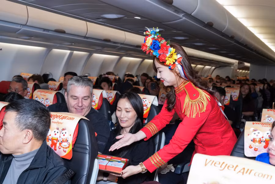 Hành khách trên các chuyến bay khai trương nhận quà lưu niệm từ Vietjet, phấn khởi trong hành trình khám phá các điểm đến mới