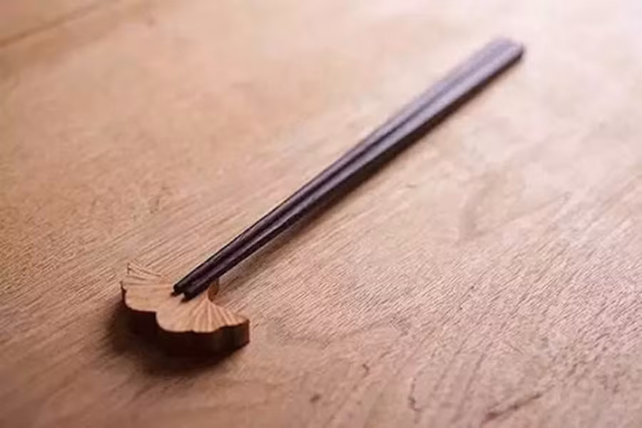 Đũa tre và đũa gỗ được làm từ vật liệu tự nhiên, nếu bảo quản lâu dài hoặc không đúng cách sẽ khiến nấm mốc và vi khuẩn phát triển. (Ảnh: ITN).