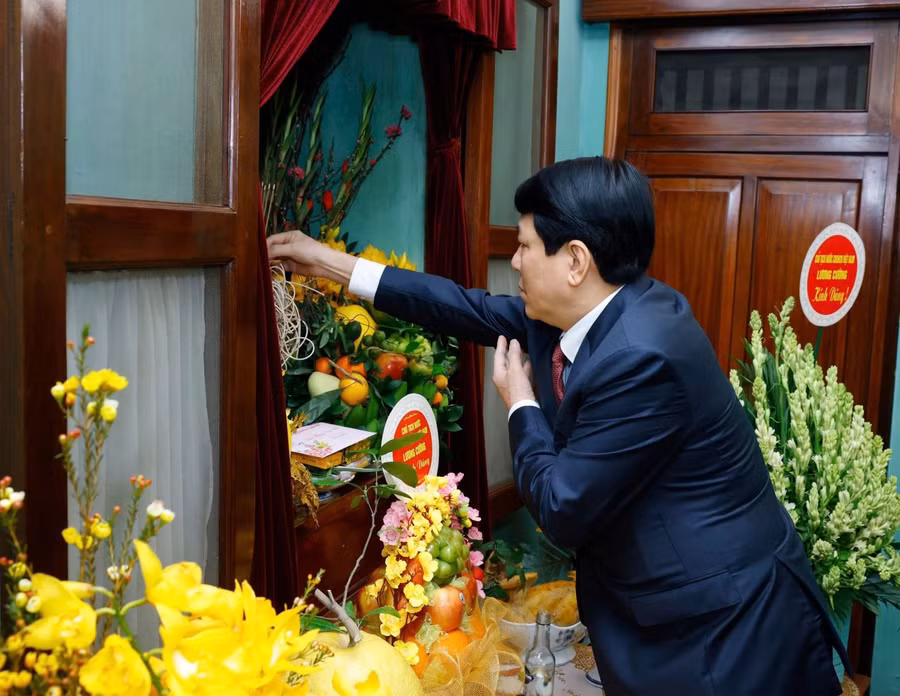 Chủ tịch nước Lương Cường đã thắp nén hương thơm, thành kính tưởng nhớ công lao trời biển của Chủ tịch Hồ Chí Minh. (Ảnh: Lâm Khánh//TTXVN)