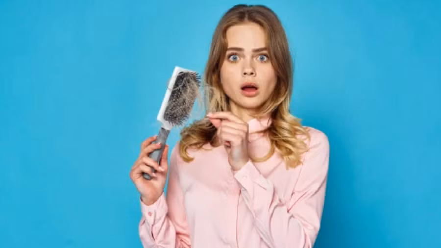 Mất nước dẫn đến tóc khô, giòn, xỉn màu. Thậm chí, nếu cơ thể không nhận đủ nước, bạn có thể bị rụng hơn 100 sợi tóc mỗi ngày. (Ảnh: ITN)