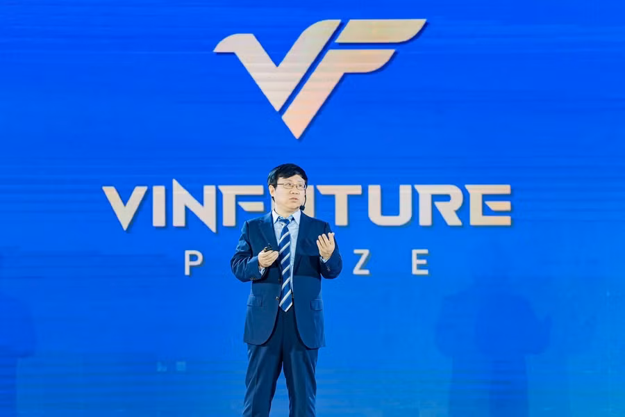 GS. Chuanbin Mao giới thiệu những ứng dụng tiên phong của thực khuẩn thể trong điều trị ung thư tại tọa đàm “Bước tiến trong phát hiện, chẩn đoán và điều trị bệnh” trong khuôn khổ Tuần lễ Khoa học Công nghệ VinFuture 2025.