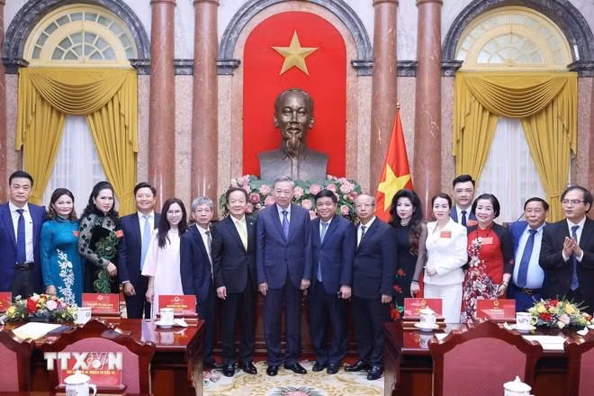 Tổng Bí thư, Chủ tịch nước Tô Lâm với đại biểu Hiệp hội Doanh nghiệp nhỏ và vừa Việt Nam. (Ảnh: Lâm Khánh/ TTXVN).