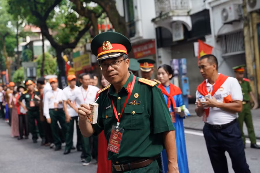 Ngày trước chiến đấu trên chiến trường, ngày nay các cựu chiến binh sải bước hạnh phúc trên tuyến đường diễu hành.