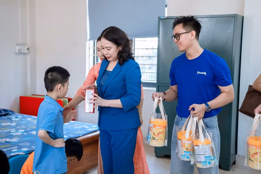 Bà Võ Thị Ánh Xuân - Bí thư Trung ương Đảng, Phó Chủ tịch nước – trao tặng những phần quà đến các em tại Trung tâm Trợ giúp Xã hội tỉnh Quảng Ninh.