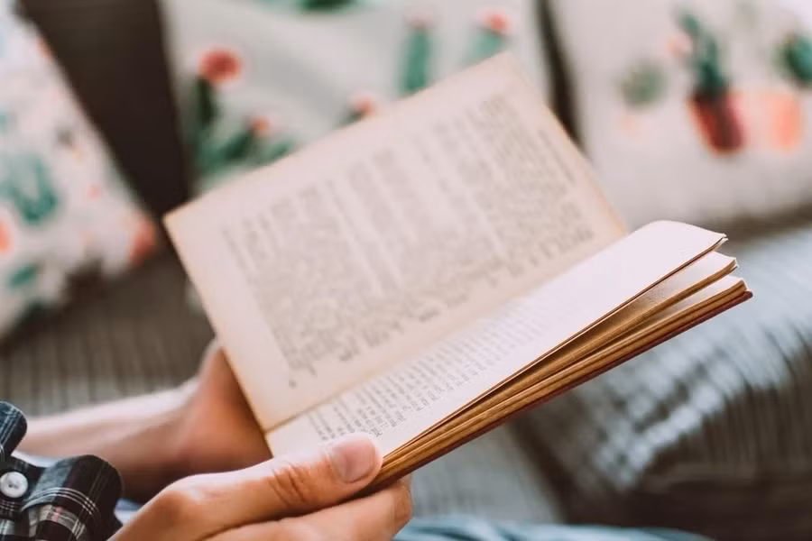 Cầm một quyển sách, mở mắt ra, lật trang, bạn có thể nhanh chóng bước vào góc nhìn của một nhân vật trong câu chuyện. (Ảnh: ITN)