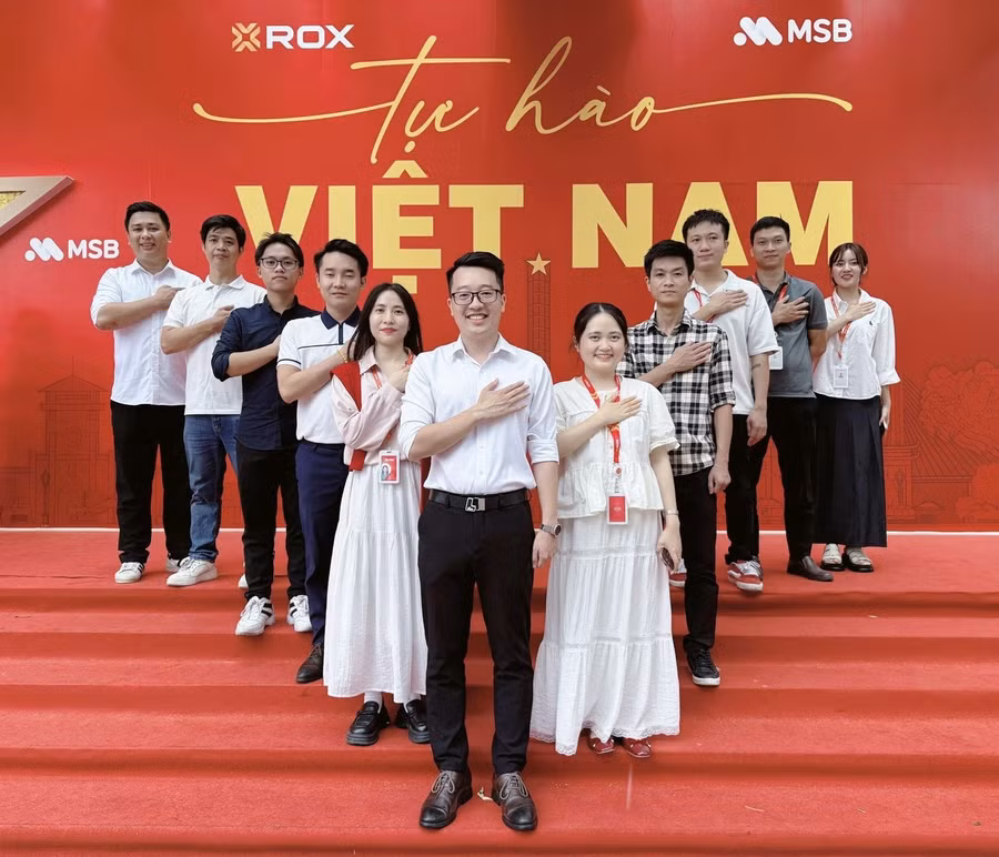 “Bức tường yêu nước” đã trở thành không gian để nhân viên văn phòng, người đi xem tổng hợp luyện, người dân quanh khu vực… lưu lại kỷ niệm đẹp và thể hiện lòng tự hào dân tộc.