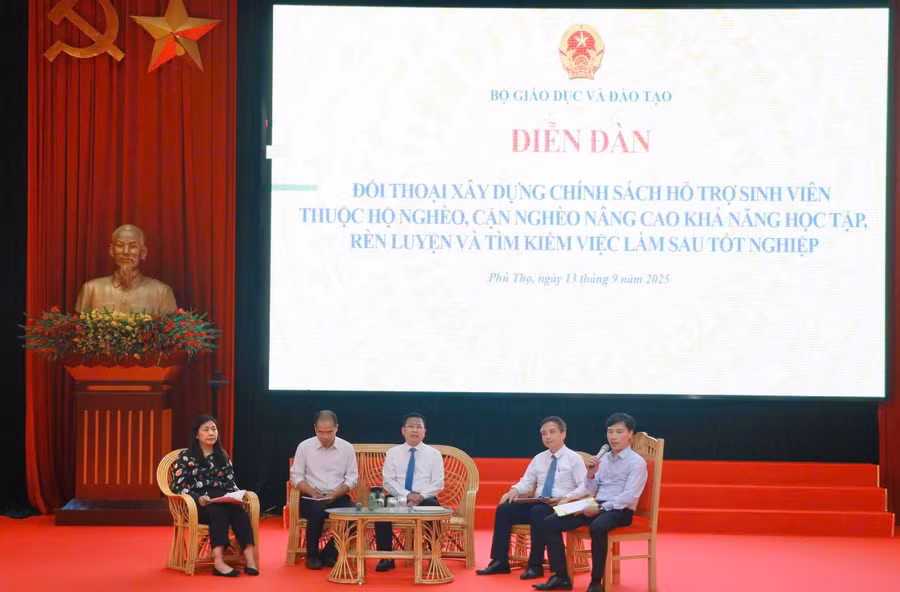 Các chuyên gia, nhà quản lý giáo dục chia sẻ tại diễn đàn.