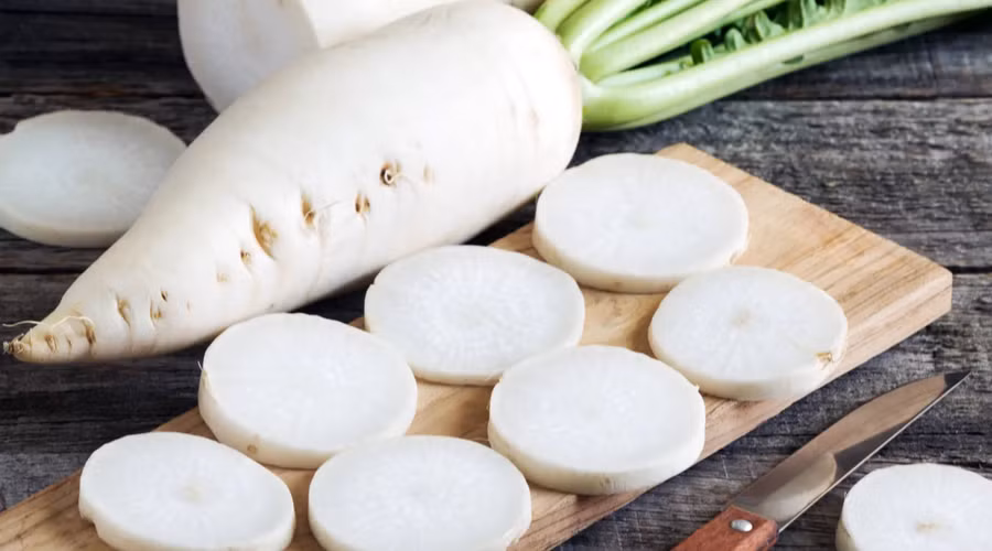 Vị cay của củ cải trắng có thể kích thích nhẹ niêm mạc đường tiêu hóa, thúc đẩy bài tiết dịch vị và dịch ruột, đồng thời tăng nhu động ruột. (Ảnh: ITN).