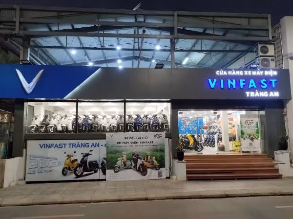 Công ty CP Đầu tư & Phát triển Thương mại Tràng An do anh Khang làm Chủ tịch HĐQT đang vận hành 4 đại lý xe máy điện VinFast tại trung tâm Hà Nội