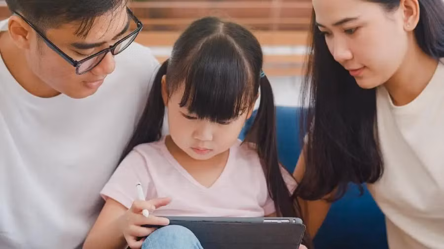 Đối với một số trẻ em đang nỗ lực phát triển tài năng và theo đuổi ước mơ, mạng xã hội là nền tảng tuyệt vời để chia sẻ tác phẩm của mình với người khác. (Ảnh: ITN).