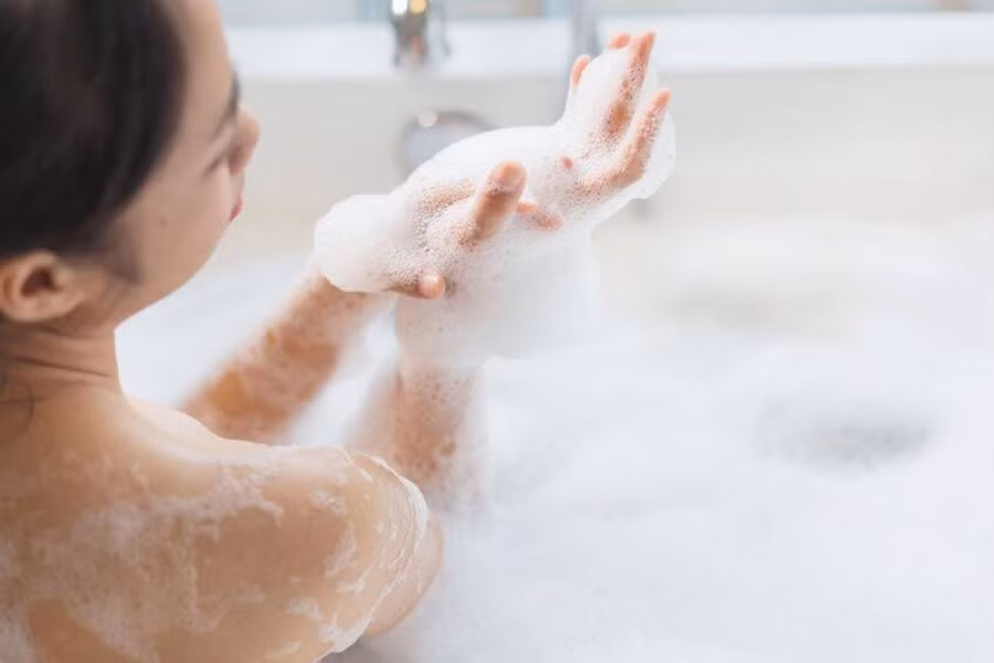 Bạn không nhất thiết phải tắm mỗi ngày. (Ảnh: ITN)
