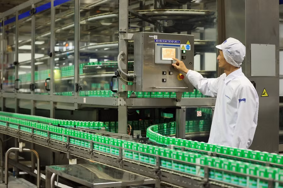 Dây chuyền sản xuất sữa tươi tại nhà máy của Vinamilk. Ảnh: Vi Nam