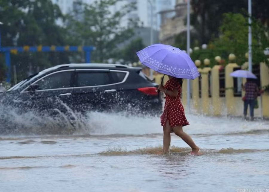 Sau khi bị ướt mưa, đừng ở trong phòng có điều hòa nhiệt độ quá lạnh, để tránh kéo theo nhiều hơi ẩm hơn. (Ảnh: ITN)