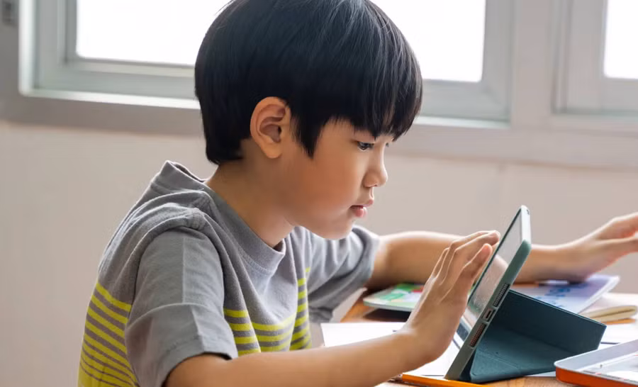Nhiều bậc cha mẹ khi thấy con chơi điện thoại, phản ứng đầu tiên là chỉ trích. (Ảnh: ITN).