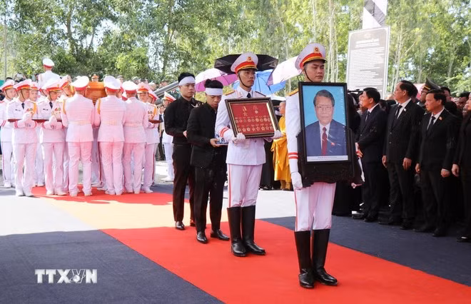 Linh cữu Nguyên Chủ tịch nước Trần Đức Lương được đưa vào đến nơi an táng nghĩa trang xã Phổ Khánh. (Ảnh: Phạm Cường/TTXVN).