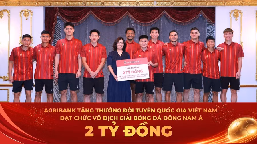 Đại diện Agribank Bà Từ Thị Kim Thanh - Thành viên HĐTV trao thưởng 2 tỷ đồng chúc mừng thành tích xuất sắc của Đội tuyển Quốc gia Việt Nam