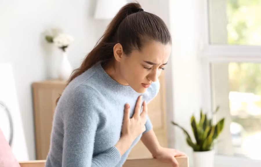 Lo lắng mạn tính làm tăng nhịp tim và huyết áp, gây áp lực thêm cho tim và mạch máu. (Ảnh: ITN)