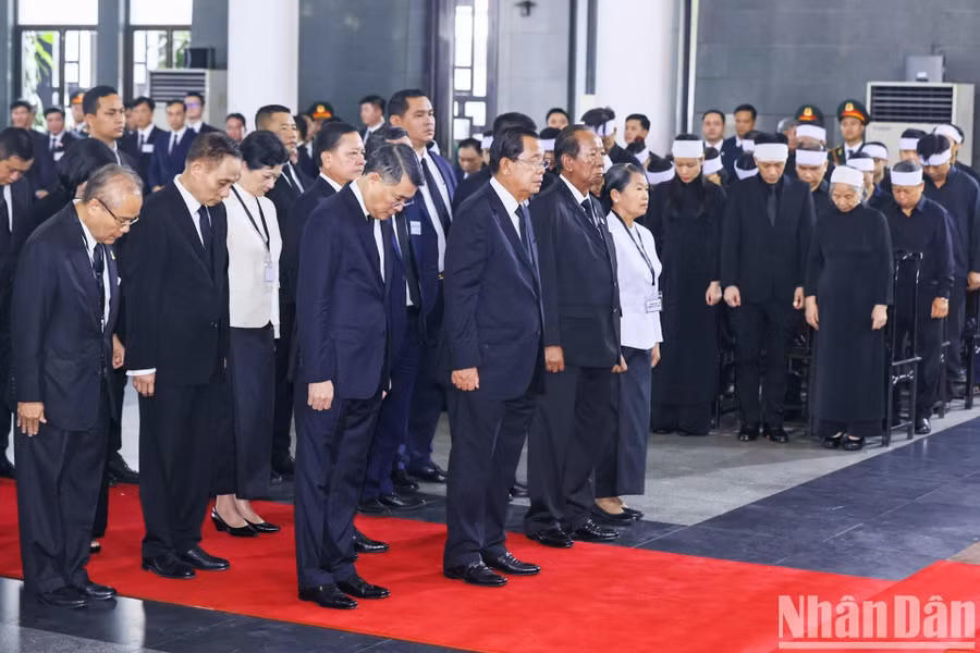 Đoàn Vương quốc Campuchia do Chủ tịch Đảng Nhân dân Campuchia, Chủ tịch Thượng viện Campuchia Hun Sen làm Trưởng đoàn, viếng Tổng Bí thư Nguyễn Phú Trọng.