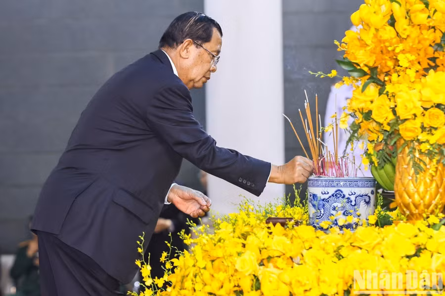 Đoàn Vương quốc Campuchia do Chủ tịch Đảng Nhân dân Campuchia, Chủ tịch Thượng viện Campuchia Hun Sen làm Trưởng đoàn, viếng Tổng Bí thư Nguyễn Phú Trọng.
