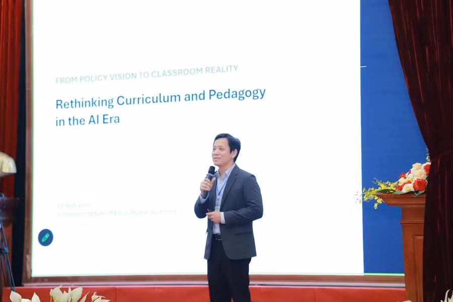 GS. Lê Anh Vinh - Viện trưởng Viện Khoa học Giáo dục Việt Nam báo cáo tại Hội nghị