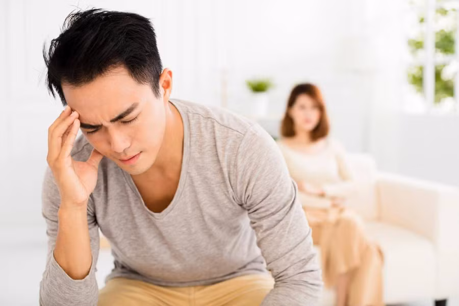 Khích lệ chồng là việc đáng khen, nhưng ngày nào cũng nhắc nhở về vị trí, lương bổng của chồng chỉ cho thấy người vợ quá khắt khe. (Ảnh: ITN).