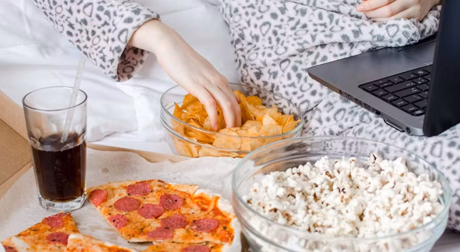 Khi cơ thể sẵn sàng đi ngủ, ăn vặt vào đêm khuya có hại cho chúng ta. (Ảnh: ITN).
