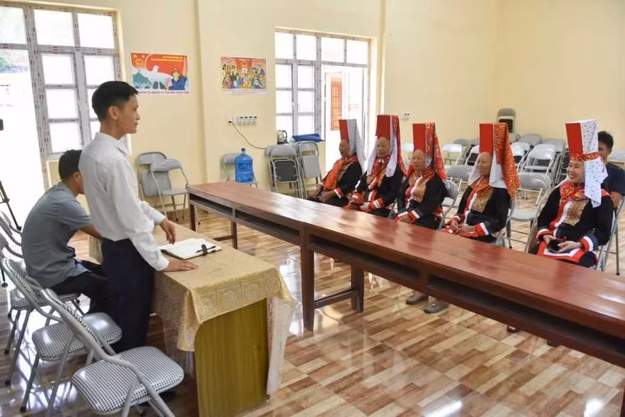 Tuyên truyền chính sách giảm nghèo tới Nhân dân. (Ảnh: Hoàng Quỳnh)