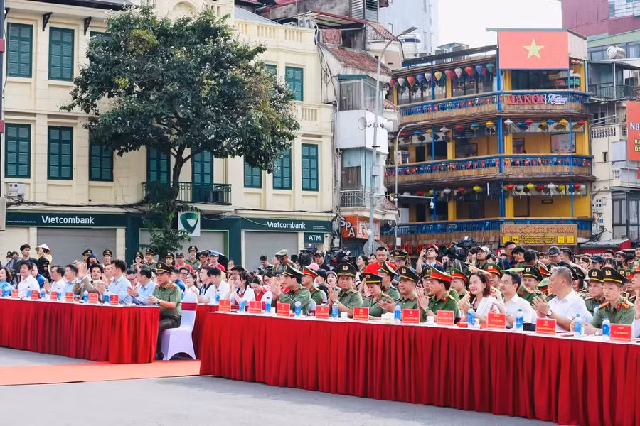 Công an thành phố Hà Nội tổ chức Lễ hưởng ứng Cuộc thi sáng tạo video clip “Tổ quốc bình yên”. Ảnh: Vi Nam