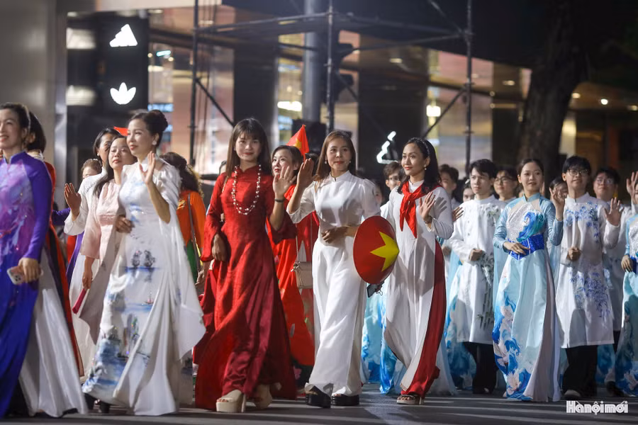 Hình ảnh hàng trăm tà áo dài Việt Nam duyên dáng, thướt tha sánh bước cùng trang phục truyền thống rực rỡ sắc màu của bạn bè năm châu đã tạo nên một bức tranh văn hóa đa dạng và giàu bản sắc. Sự kết hợp nét đẹp dịu dàng của áo dài Hà Nội với sự đa dạng của trang phục các dân tộc trên thế giới ngay tại không gian di sản Hồ Gươm đã để lại ấn tượng sâu sắc trong lòng công chúng.