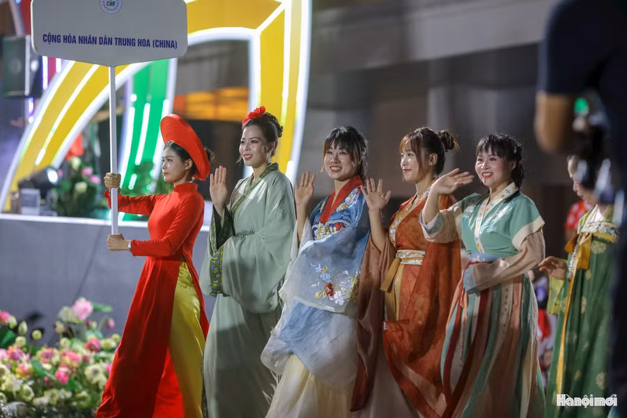 Trong suốt hành trình, công chúng sẽ được thưởng thức các tiết mục âm nhạc, nghệ thuật truyền thống và trình diễn trang phục.