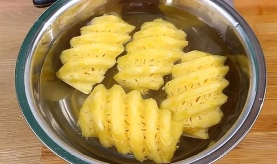 Nước muối làm dứa trở nên ngon hơn. (Ảnh: ITN).