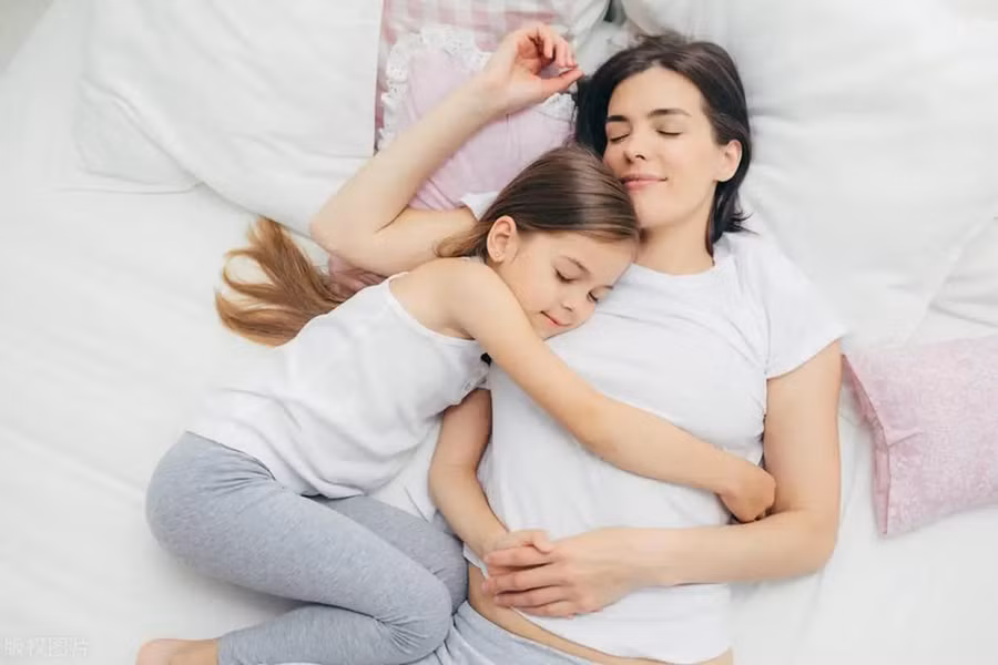 Sự gắn bó của đứa trẻ với mẹ là bản năng nguyên thủy nhất. (Ảnh: ITN).