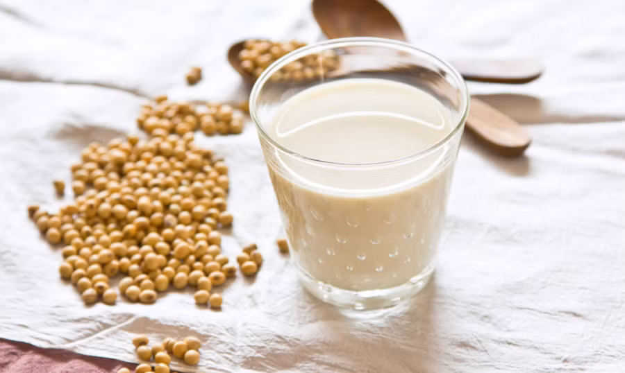 Sữa đậu nành là thức uống giàu protein thực vật và chất xơ. (Ảnh: ITN)