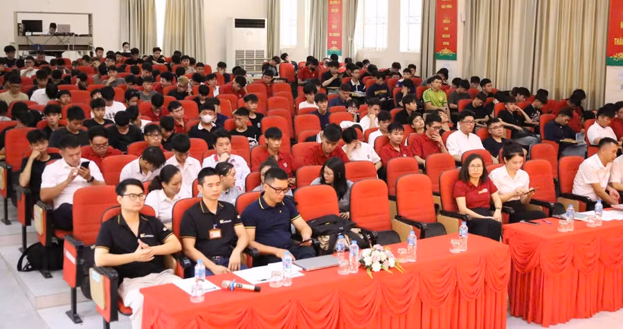 Các doanh nghiệp như: Công ty TNHH Kennametal Việt Nam, Công ty TNHH XtechFuture, Công ty TNHH MP Tech Vina, Công ty TNHH Cơ khí chính xác Alpha Tech Việt Nam đã dành tặng hàng trăm suất học bổng có giá trị hàng chục/nhiều chục triệu đồng cho tân SV Khoa Công nghệ Cơ khí.