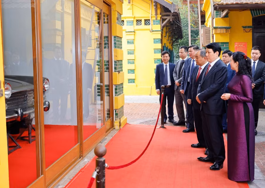 Chủ tịch nước Lương Cường tham quan Bảo vật quốc gia là ba chiếc xe ô tô được sử dụng phục vụ Chủ tịch Hồ Chí Minh từ năm 1954-1969 được lưu giữ tại Khu di tích Chủ tịch Hồ Chí Minh trong Phủ Chủ tịch. (Ảnh: Lâm Khánh//TTXVN)