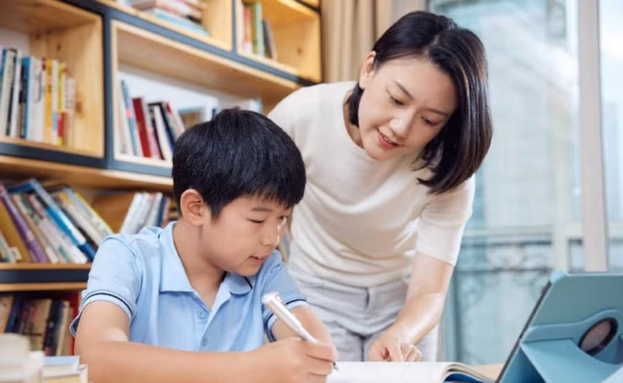 Bảng điểm trông có vẻ chỉ là một con số, một tờ giấy, nhưng lại mang trên đó những kỳ vọng vô tận của các bậc cha mẹ. (Ảnh: ITN).