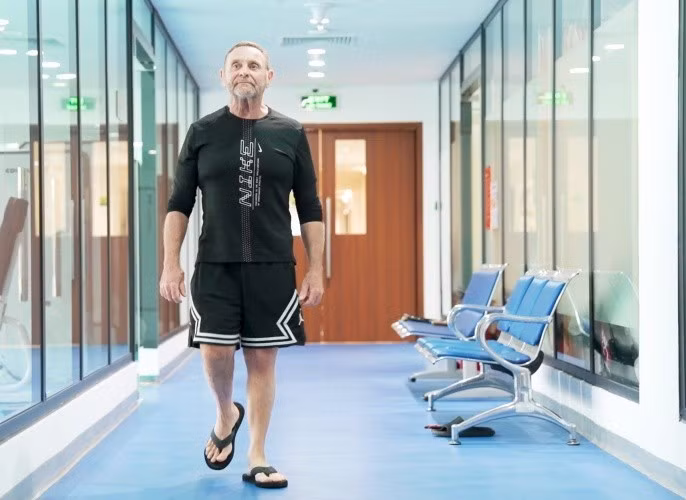 Ông Dean Garry Souter nhanh chóng đi lại vững vàng, khả năng vận động cải thiện rõ rệt sau 2 tuần phẫu thuật.
